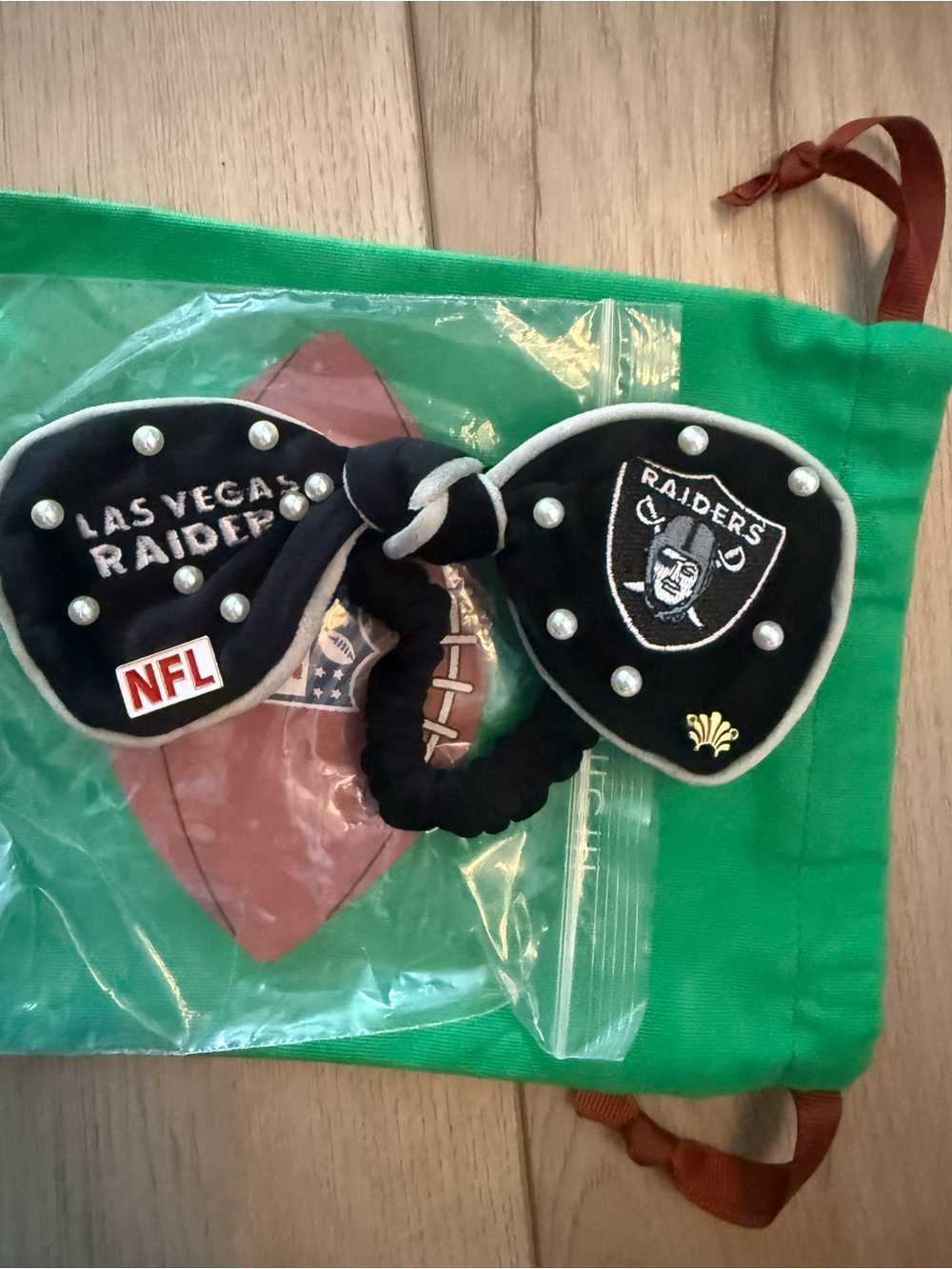 Lele Sadoughi, NWT Las Vegas Raiders Black hair tie bow scrunchie with NFL Logo - Picture 3 of 4